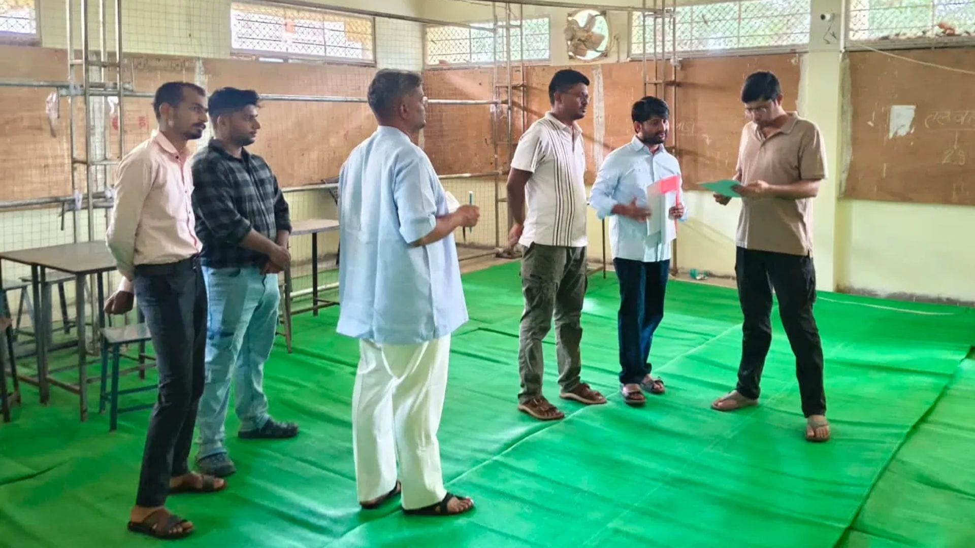 बांसवाड़ा में मतगणना केंद्र का निरीक्षण करते जिला निर्वाचन अधिकारी