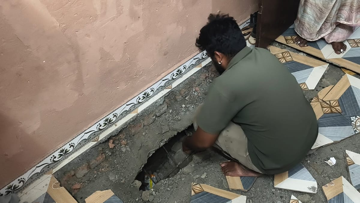 इंदौर: इंदौर के गांधी नगर की मल्टी में चूहों के कारण धंसी जमीन, हो गया दो फीट का गड्ढा