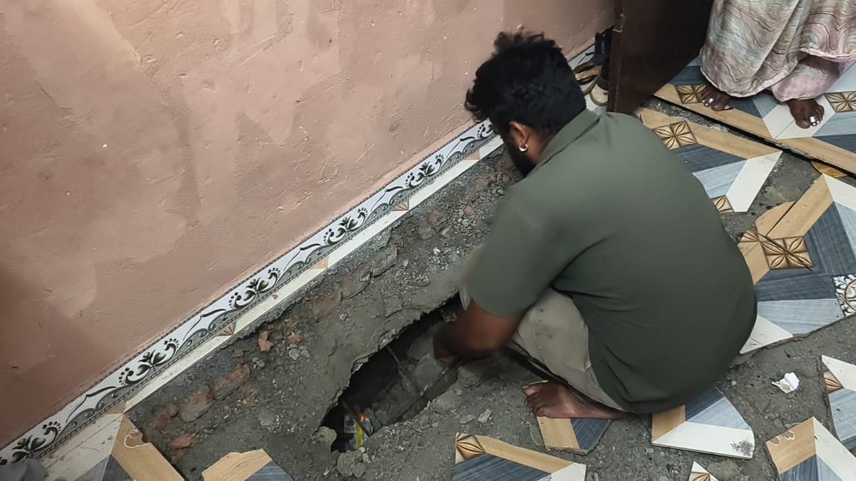 Indore: Ground caves in due to rats at a multi-storey building in Indore's Gandhi Nagar; a two-foot-deep pit f