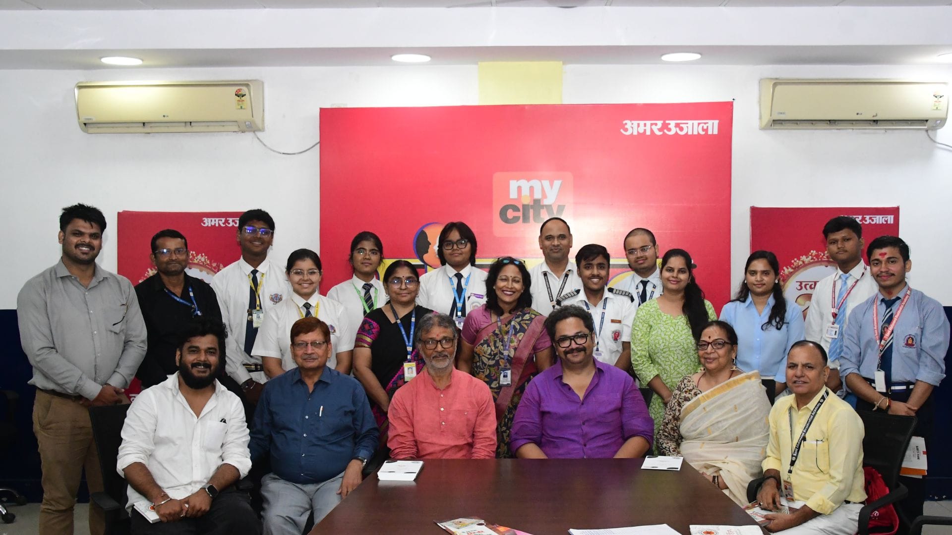 चांदपुर स्थित अमर उजाला कार्यालय में संवाद कार्यक्रम में मौजूद अतिथि।