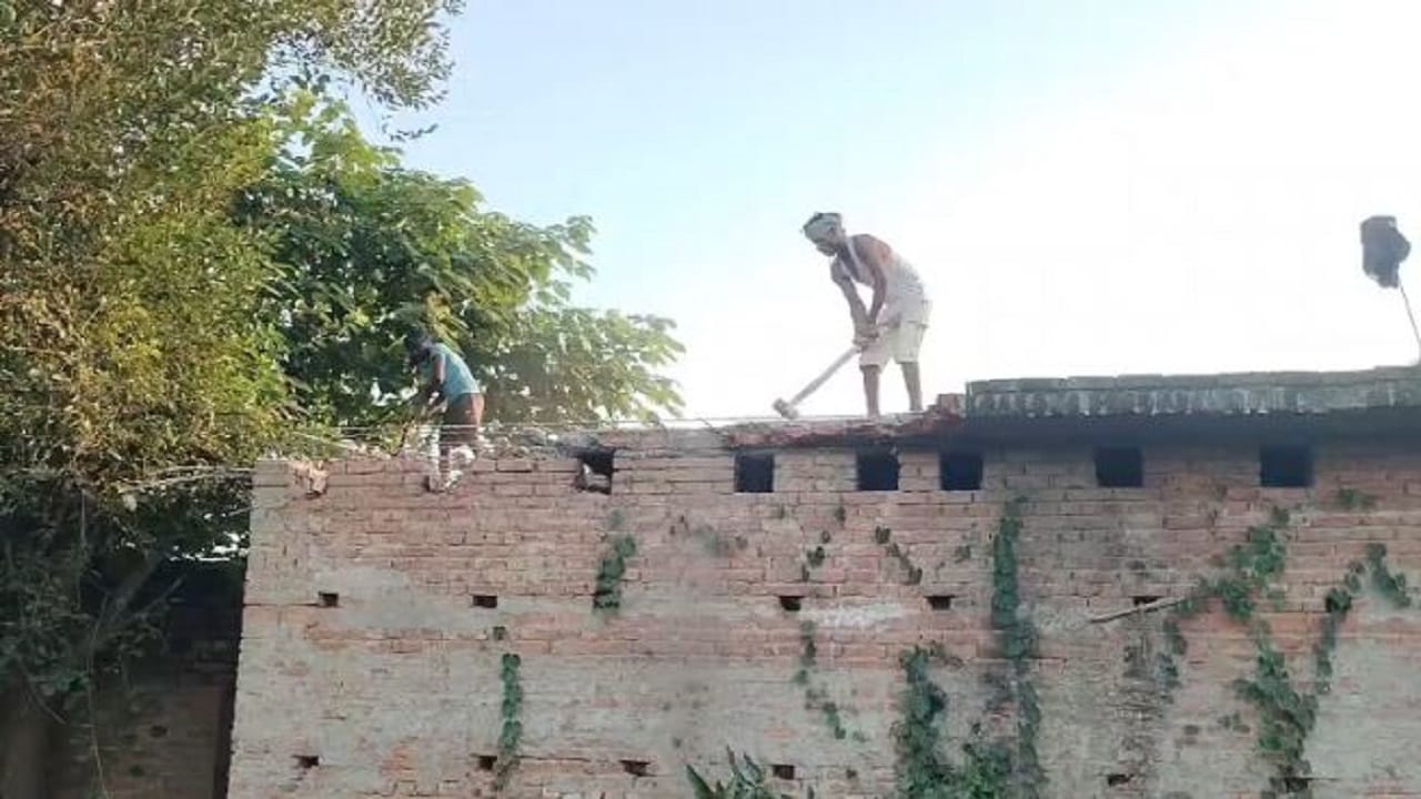 villagers are demolishing their own homes due to fear of erosion of sharda river in lakhimpur kheri