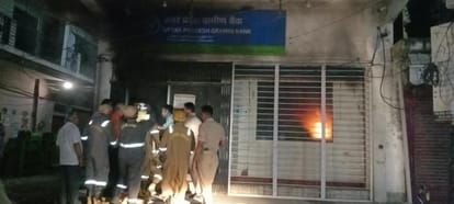 आग बुझाते दमकल कर्मी
