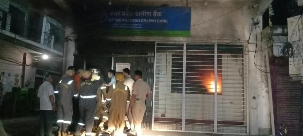 Fire broke out in Najibabad branch of Gramin Bank, manager's office completely burnt.