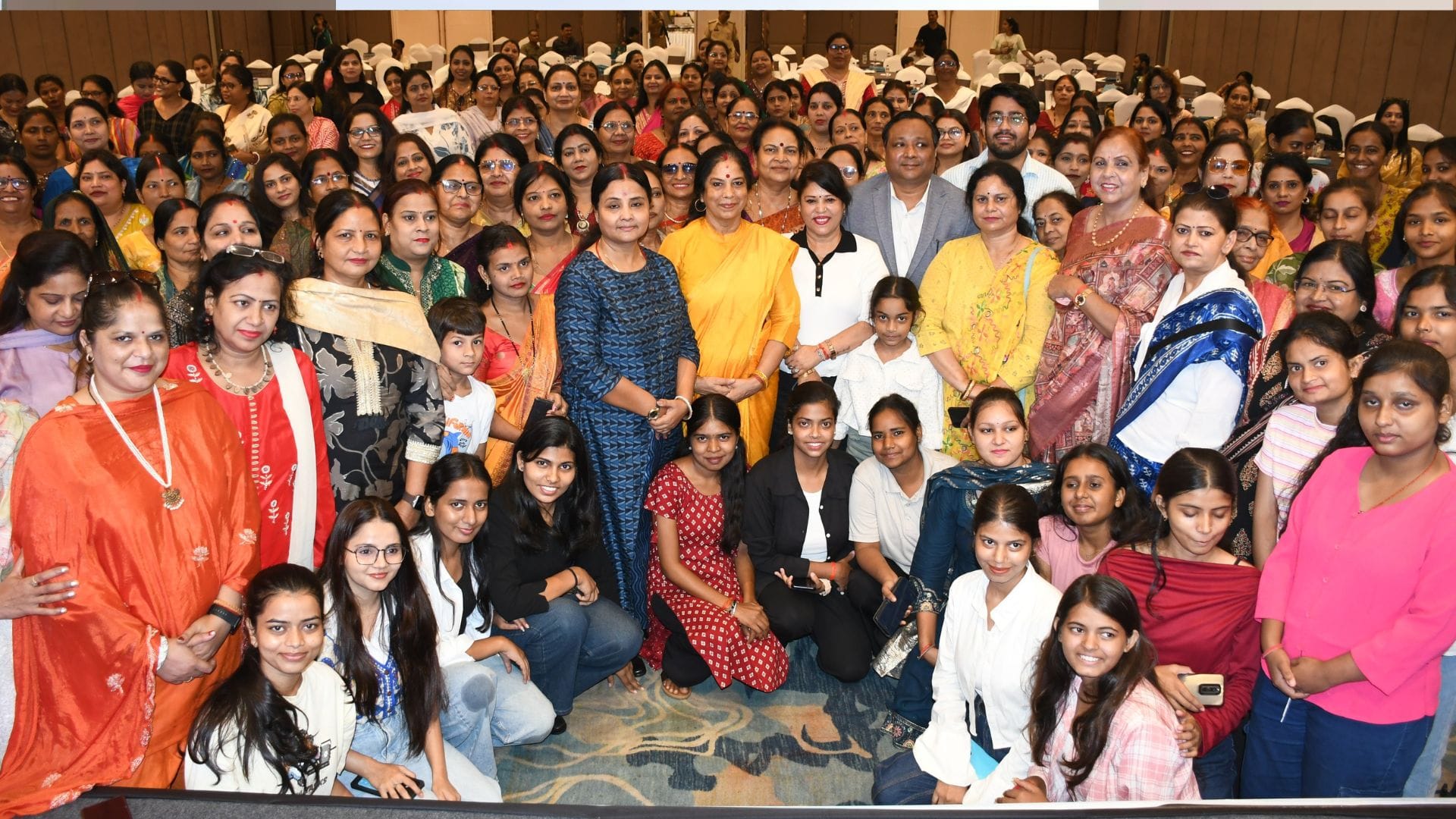 स्त्री शक्ति समृद्धि कार्यक्रम में मौजूद  मुख्य अतिथि व अन्य महिलाएं व बच्चियां