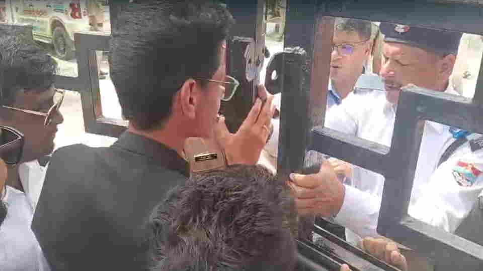 Srinagar CM arrives for Yuva Vidyarthi Manthan event students insist on entering