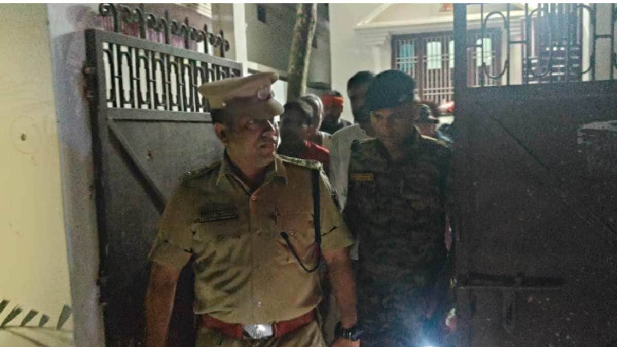 घटनास्थल पर जांच पड़ताल करते अधिकारी