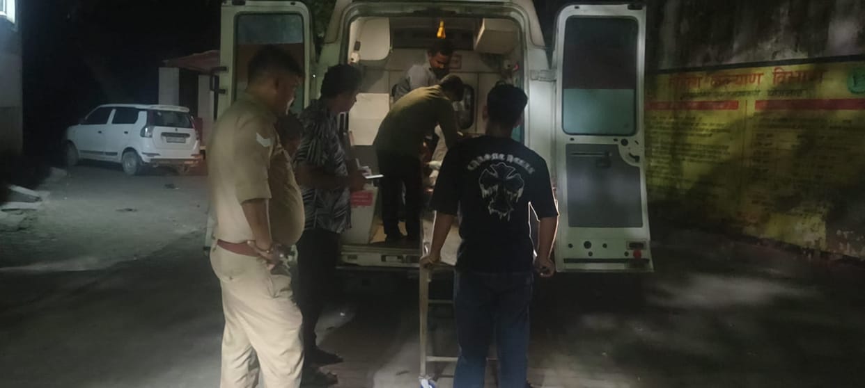 Gonda: Speeding bus hits motorcyclist from behind; tragic death.