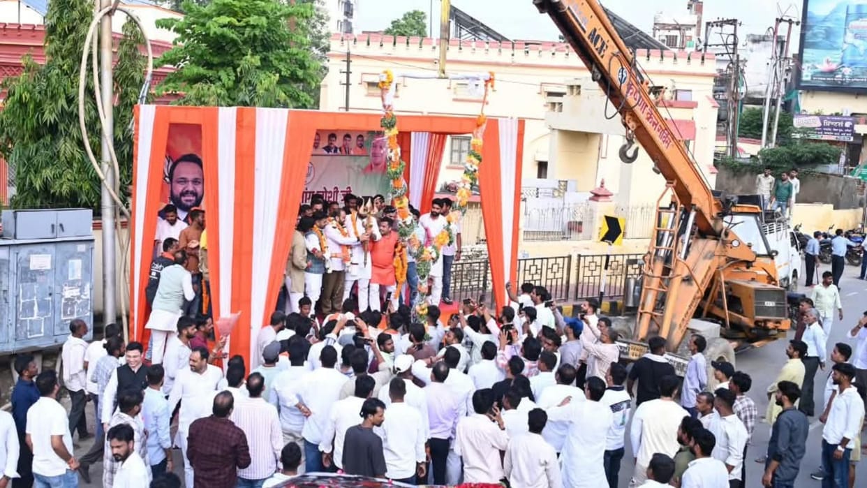 Hemang Joshi garlanded BJYM National President visits Kashi for first time offers prayers Vishwanath Temple