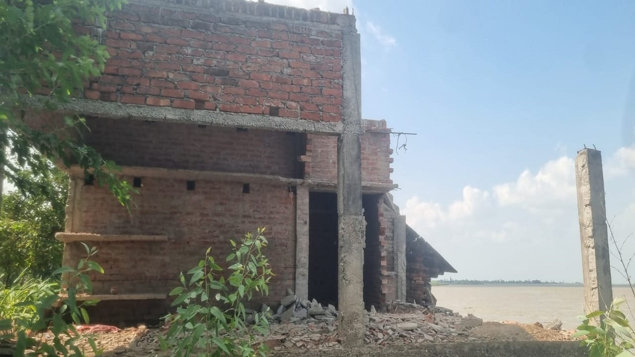 villagers are demolishing their own homes due to fear of erosion of sharda river in lakhimpur kheri