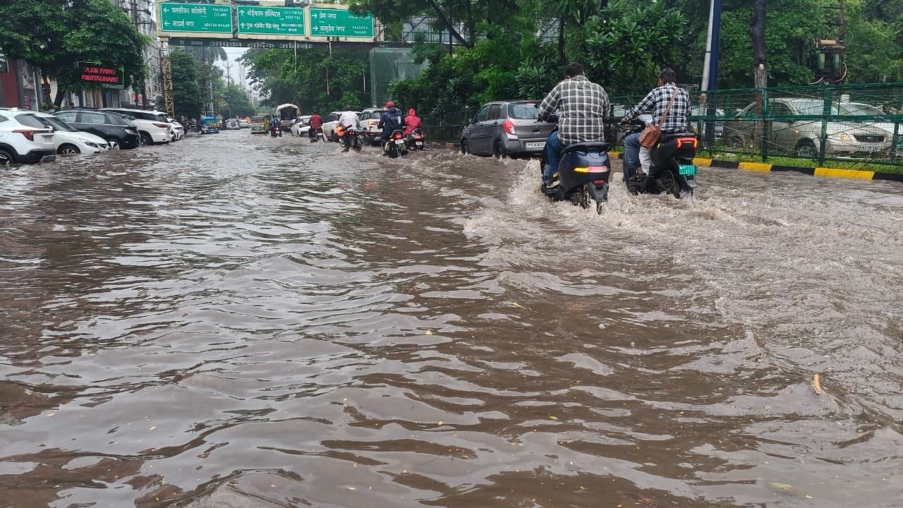 इंदौर में सड़कें बनी तालाब। फोटो- जयेश मालवीय।