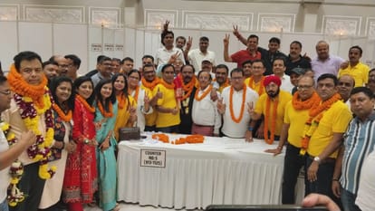 जीत का जश्न मनाते हुए विजेता प्रतिभागी और उनके समर्थक।