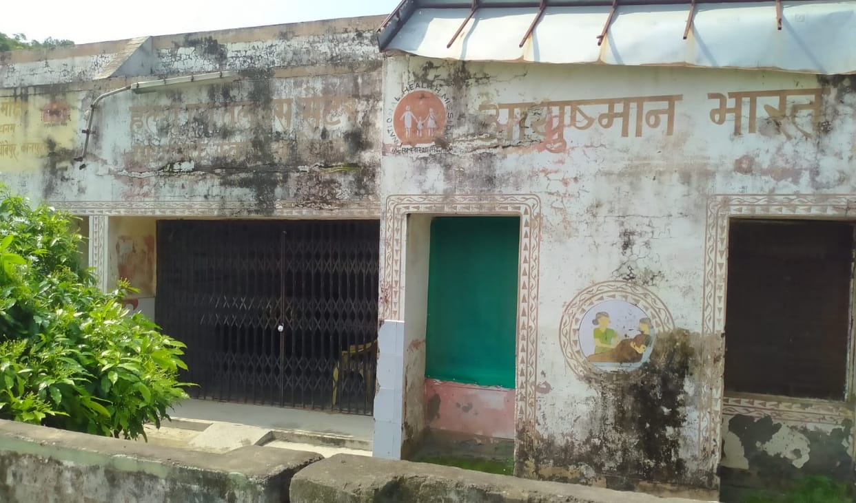 Kanpur Jan Arogya Mela exposed in Rajarampur hospital locked until 10 AM patients returned disappointed