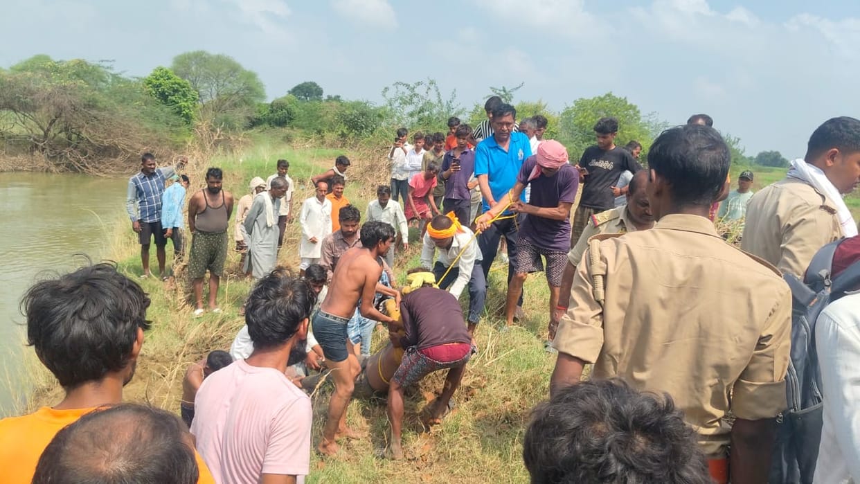Hamirpur Son swept away while crossing causeway father jumped into river to save him body found after 20 hours