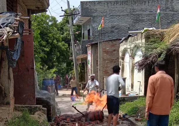 Cylinder Catches Fire While Cooking in Chaubepur, Villagers Prevent Major Accident