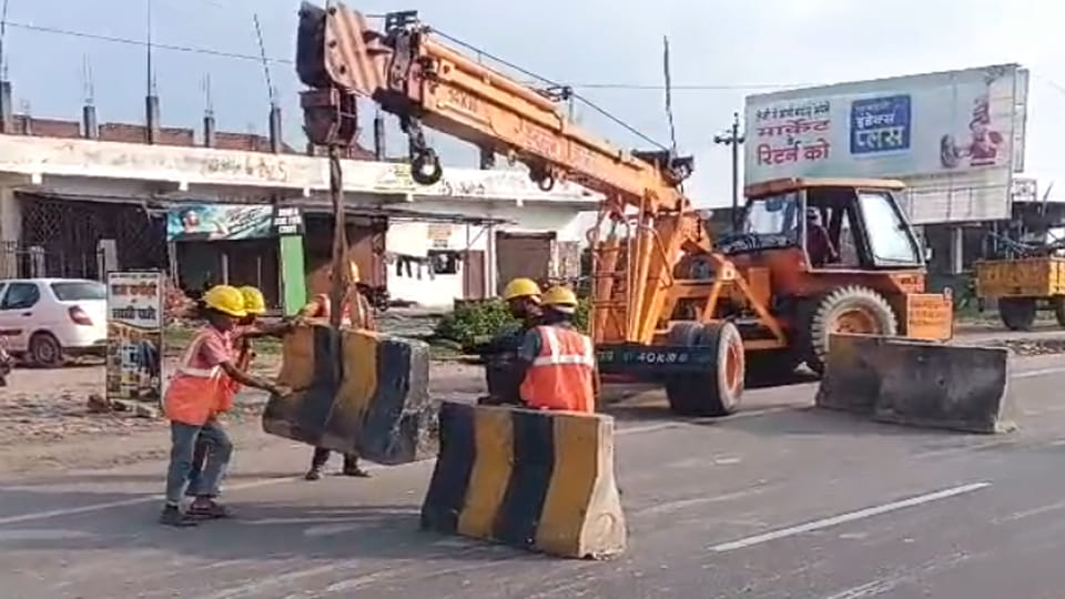 Kanpur: Traffic diversion implemented at old Jajmau Ganga Bridge; barriers installed at three locations