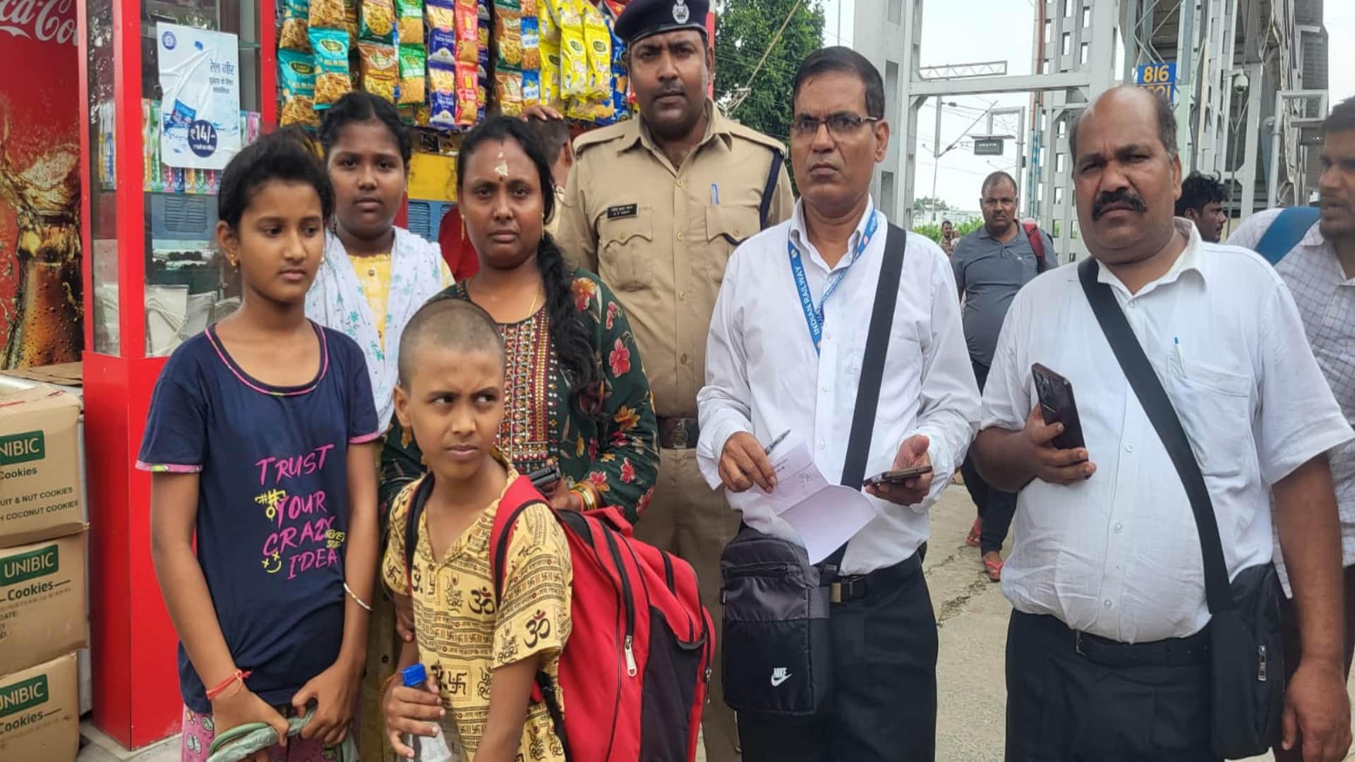 मां-बाप से बिछड़ी तीन बच्चियों को रेलवेकर्मियों की सतर्कता की वजह से वापस उनके मां से मिलाया गया।