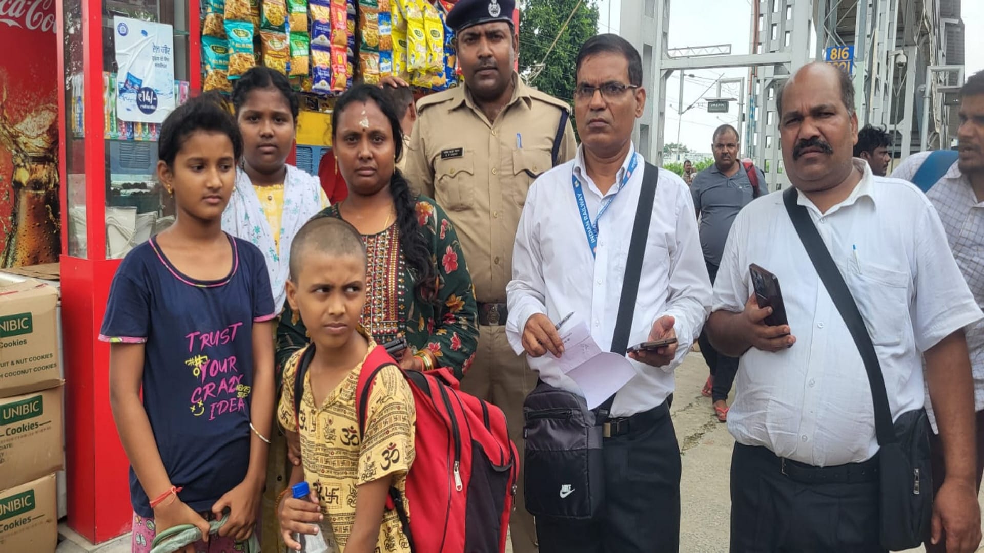 मां-बाप से बिछड़ी तीन बच्चियों को रेलवेकर्मियों की सतर्कता की वजह से वापस उनके मां से मिलाया गया।