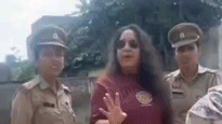 महिला ने ट्रैफिक रोकने का किया विरोध।