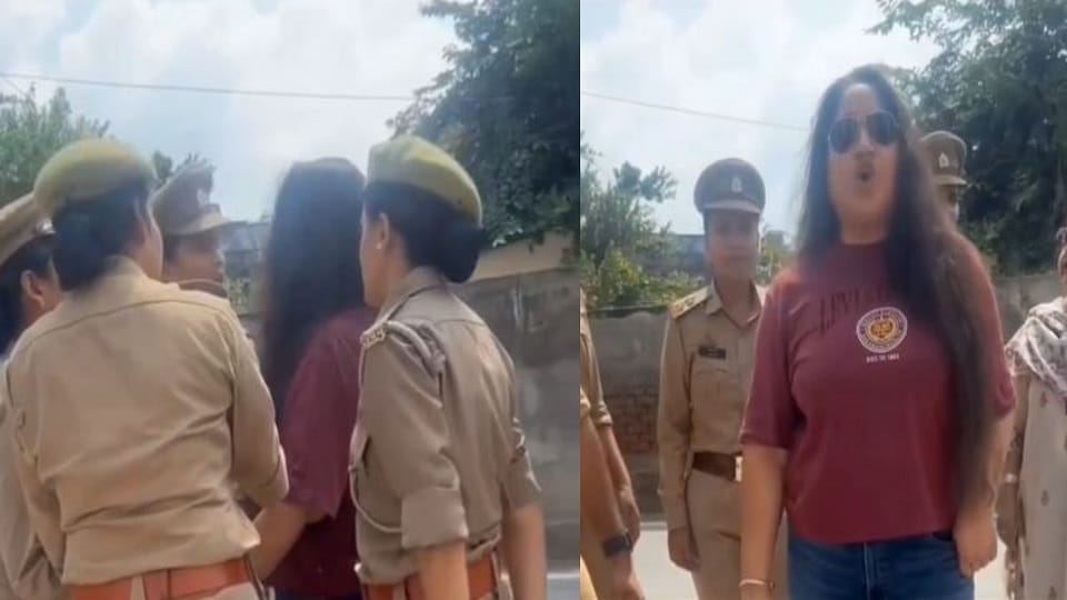 महिला ने ट्रैफिक रोकने का किया विरोध।