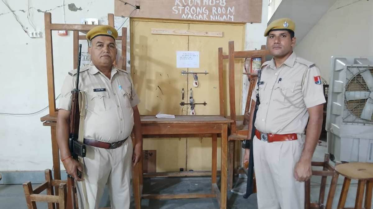 मौके पर मौजूद पुलिस अधिकारी