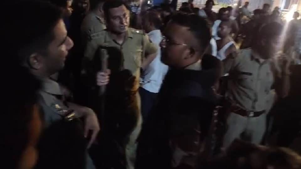 माैके पर तैनात पुलिस।