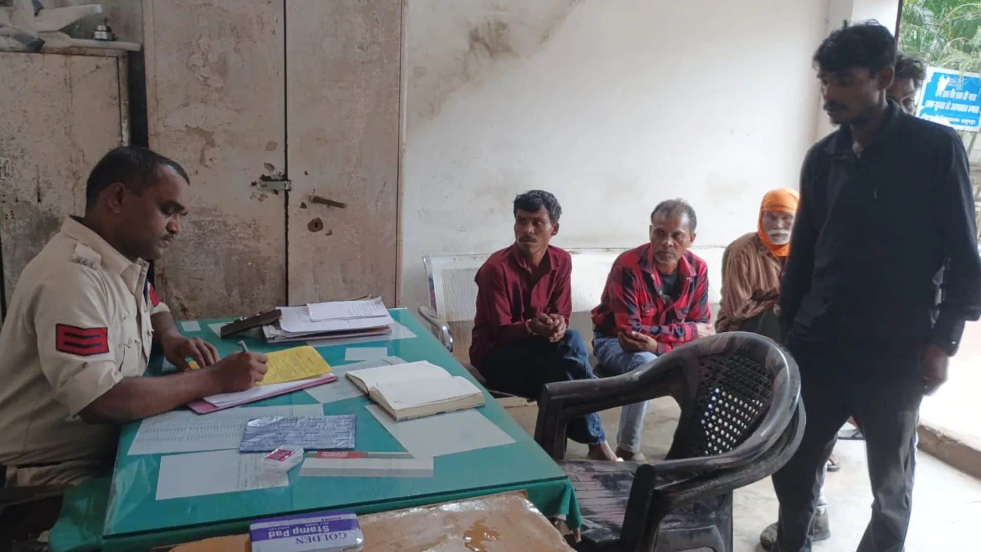 जिला चिकित्सालय पुलिस चौकी में मृतकों के परिजन