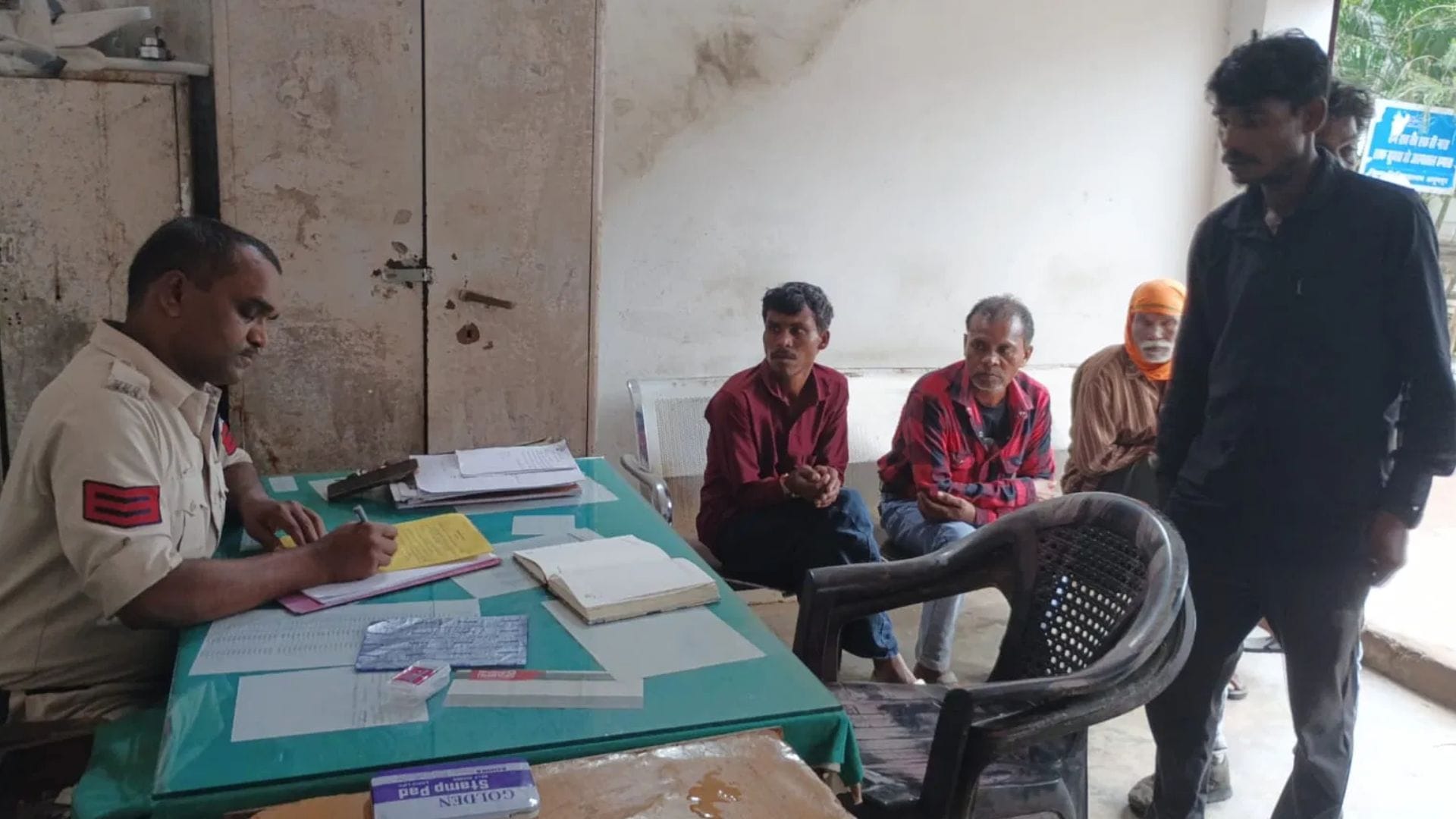 जिला चिकित्सालय पुलिस चौकी में मृतकों के परिजन