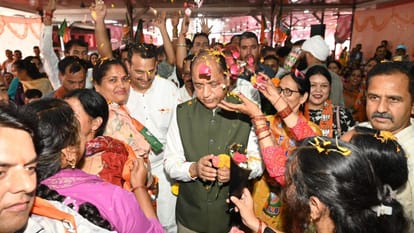 नेता प्रतिपक्ष जयराम ठाकुर का पुष्प वर्षा से स्वागत।