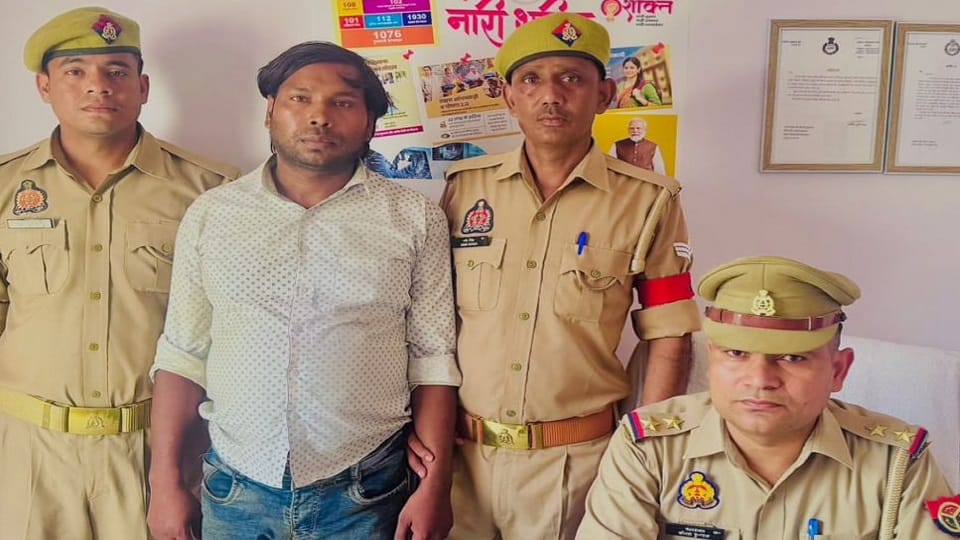 पुुलिस गिरफ्त में आरोपी।