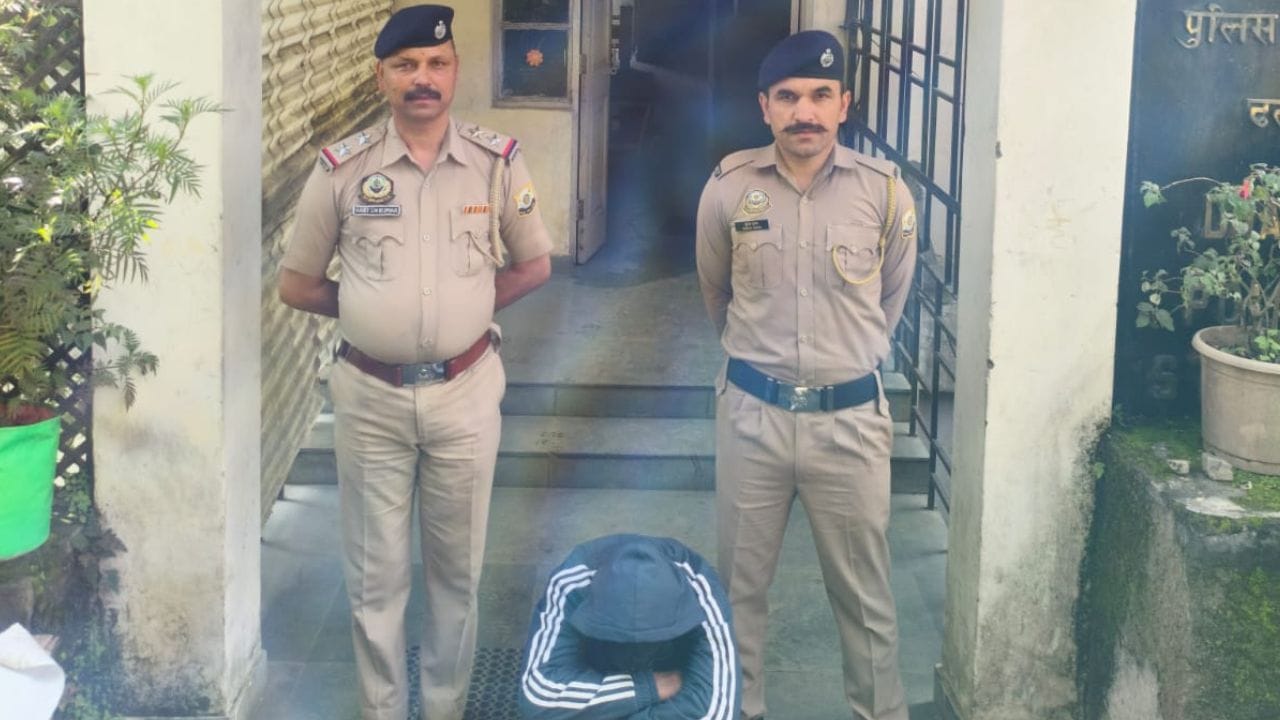 पुलिस की गिरफ्त में आरोपी।