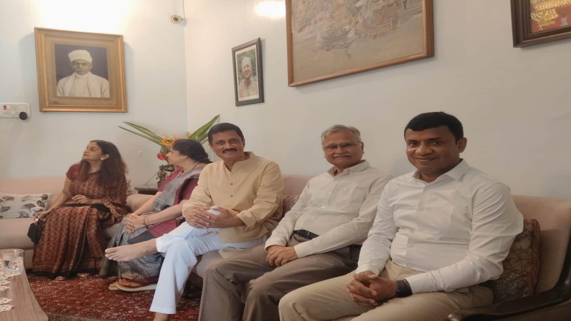 प्रयागराज में महामना मदन मोहन मालवीय के आवास पर पहुंचे बीएचयू के कुलपति प्रो. अजीत चतुर्वेदी।