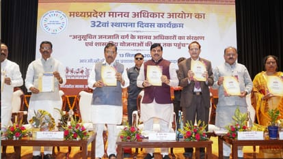 सीएम मोहन यादव, मंत्री विजय शाह और अन्य जनप्रतिनिधि और अधिकारी