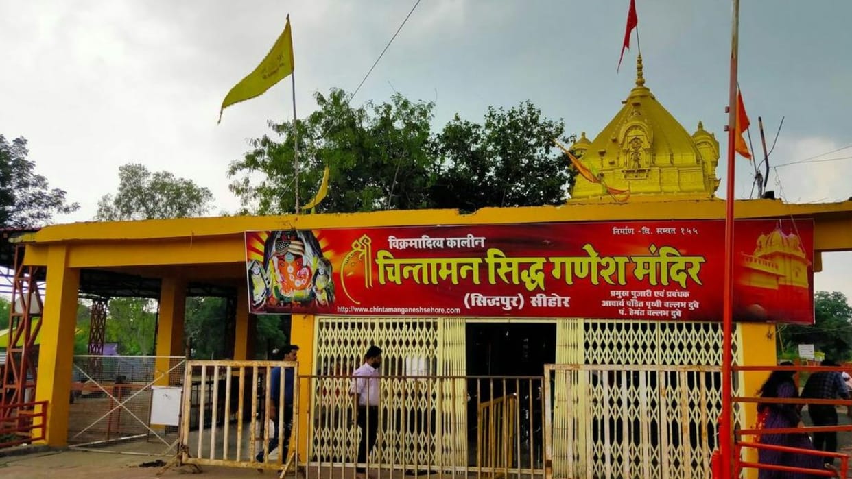 Devotion Surges at Chintaman Ganesh Fair Only 300 Parking Slots for 10000 Vehicles Raise Traffic Concerns