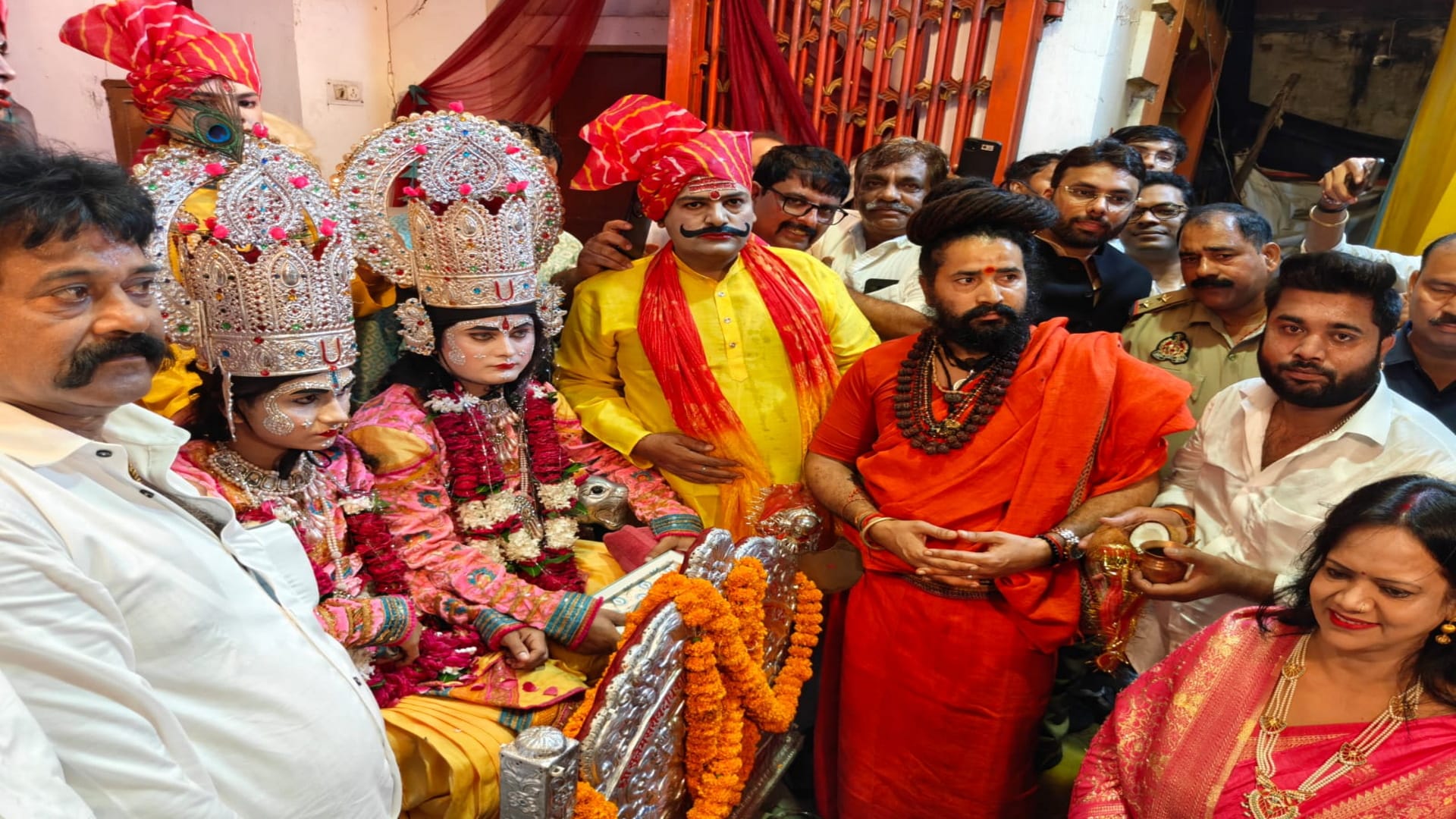 सुलेमसरांय के दधिकांदो मेले की शुरुआत से पहले भगवान श्रीकृष्ण-बलदाऊ की पूजा करते महंत बलवीर गिरी।