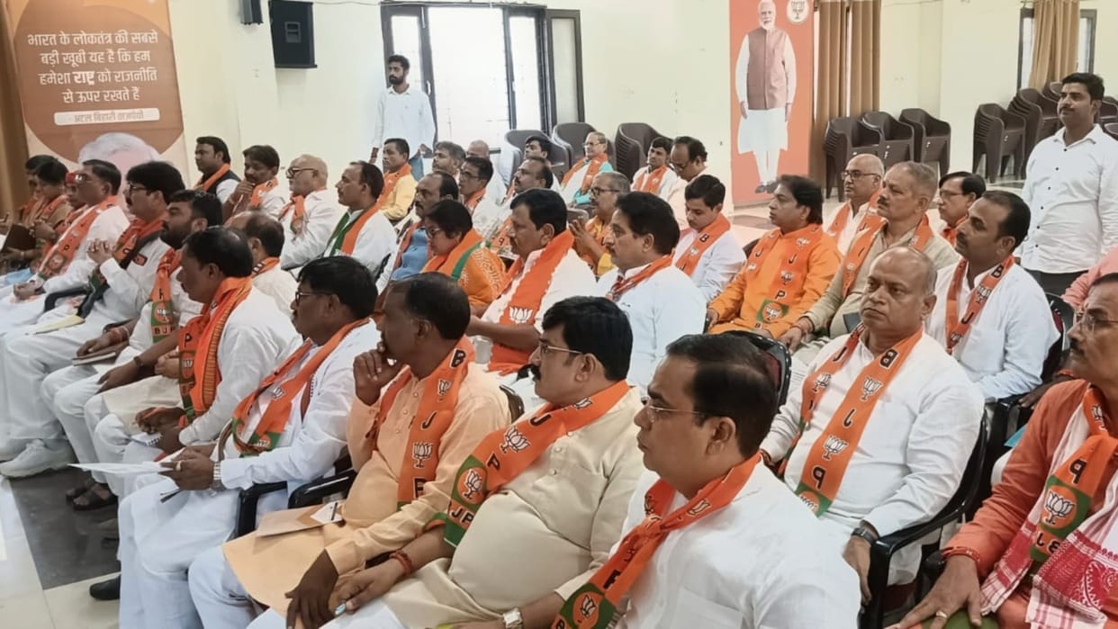 Ministers review meeting in Varanasi Strict stance on waterlogging FIR against obstructing water flow