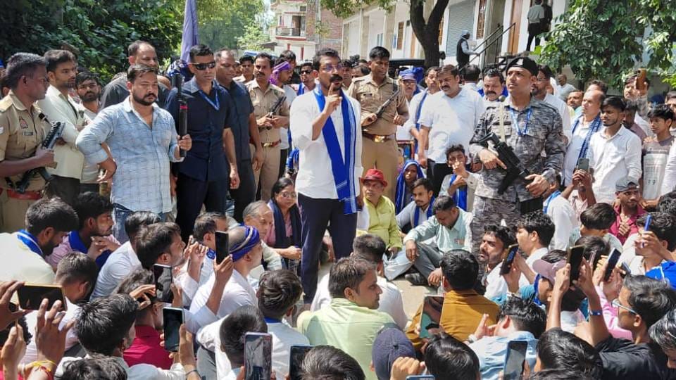 सांसद चंद्रशेखर को बाराबांकी में पुलिस ने रोका