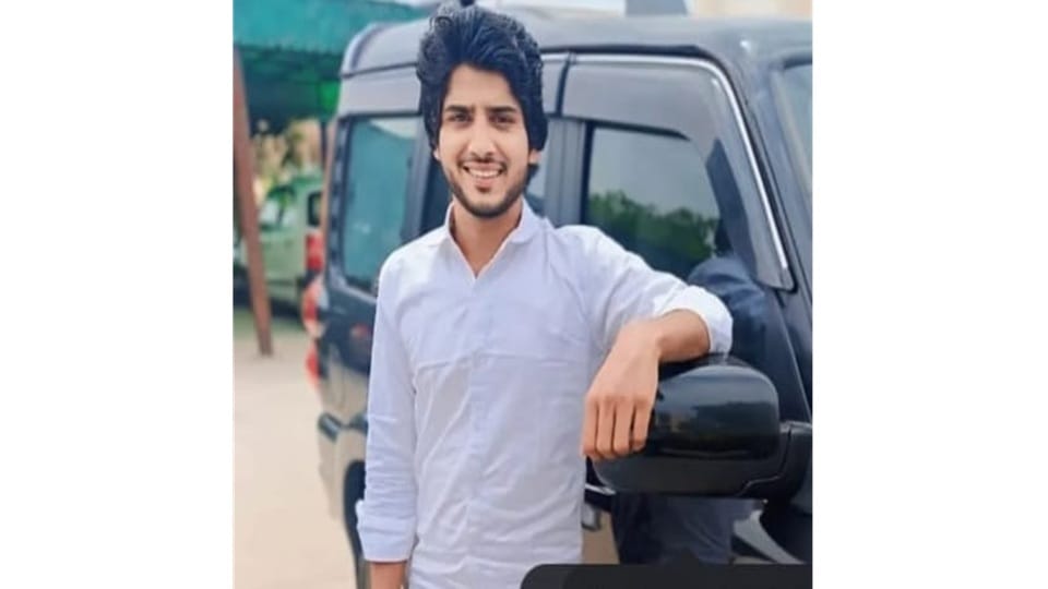 Delivery boy dies after bike hits divider in Sonipat.