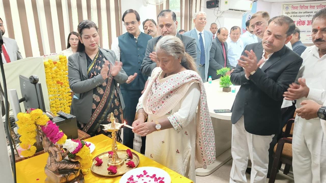 दीप प्रज्ज्वलित करतीं जनपद न्यायाधीश कमलेश कच्छल।