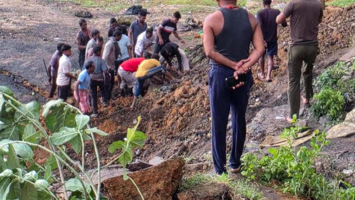 dhanbad katras illegal coal mine collapse two dead rescue operation