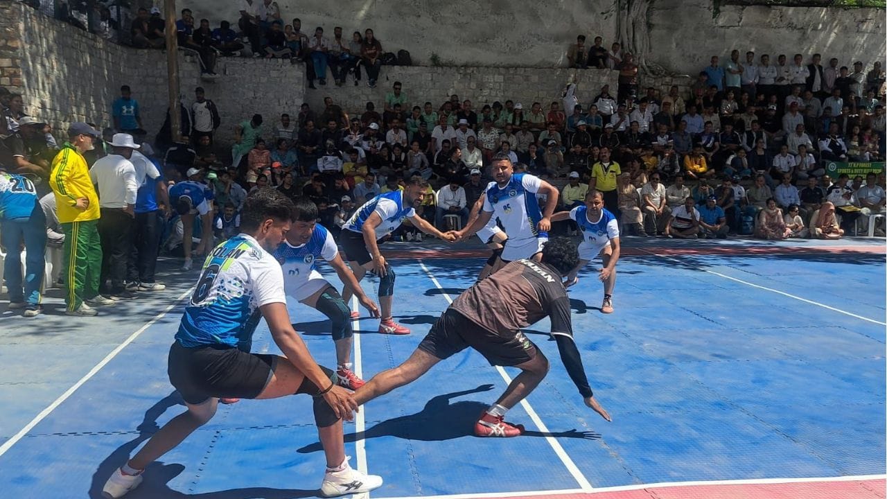वन विभाग की खेलों के दाैरान नाहन व सोलन के मध्य कबड्डी मैच।