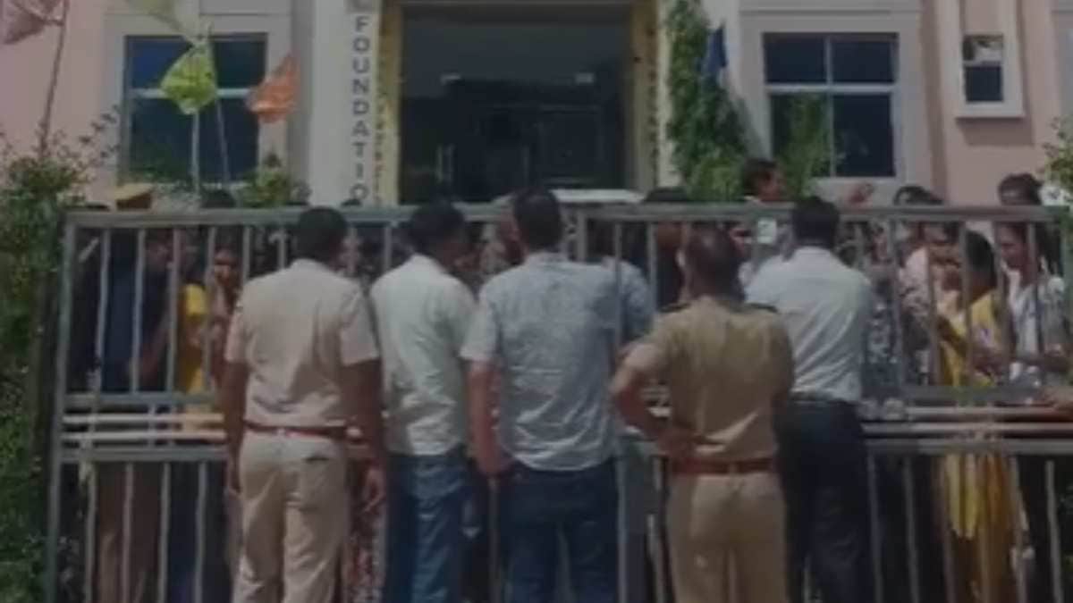 विरोध प्रदर्शन करते छात्र
