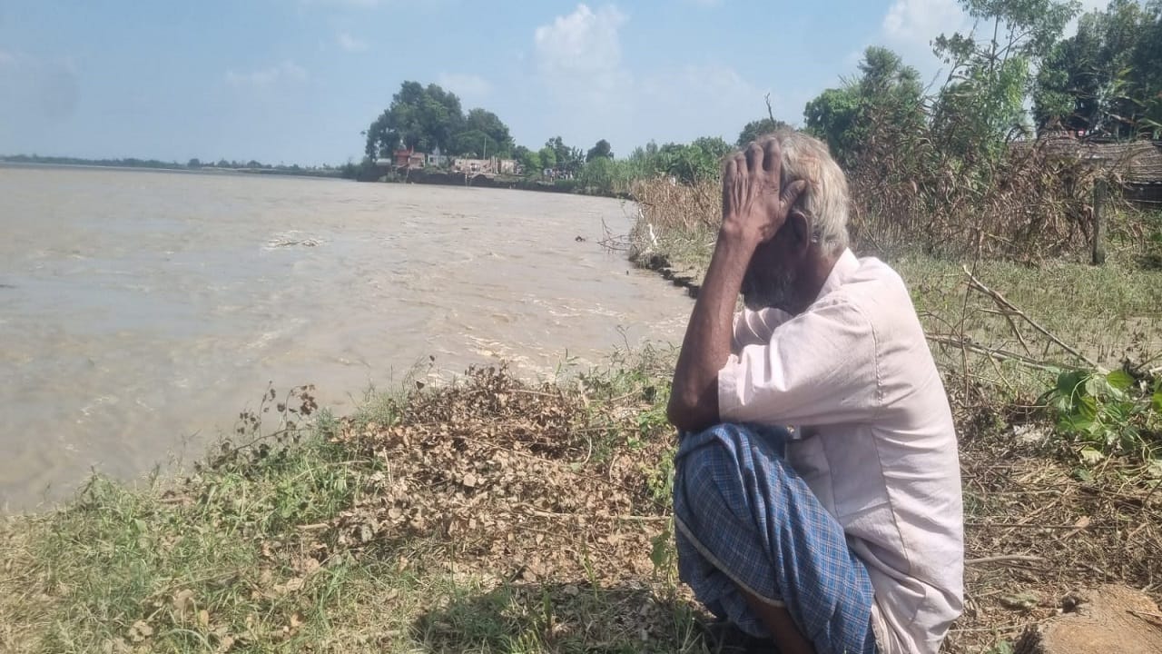 villagers are demolishing their own homes due to fear of erosion of sharda river in lakhimpur kheri