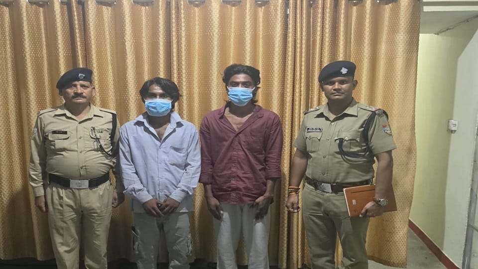 पुलिस ने दो आरोपियों को गिरफ्तार कर लिया है।