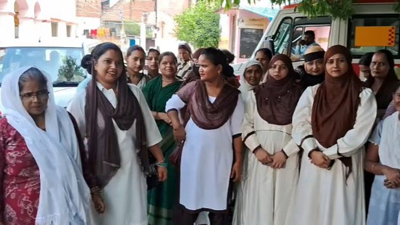 सीएचसी परिसर में आशा कार्यकर्ताओं ने किया प्रदर्शन।