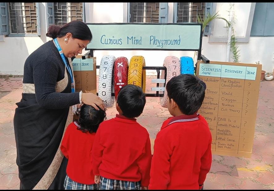 सरकारी स्कूल में जुगाड़ से पढ़ाई: संसाधनों की कमी नहीं बनी रोड़ा, टायर से गणित, टूटी टाइल्स से सीख रहे विज्ञान