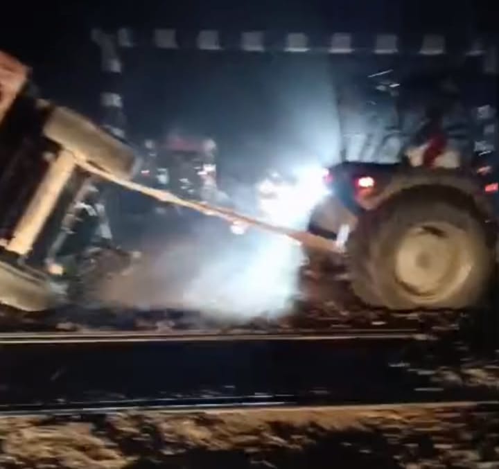 Tractor-Trolley Carrying Wood Dust Overturns at Methitikur Railway Crossing in Unnao