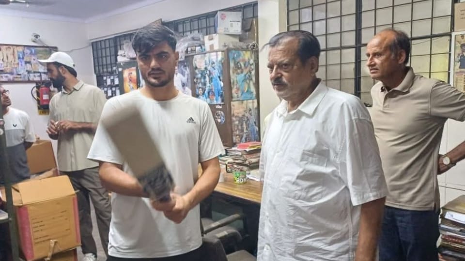 Meerut: Afghanistan wicketkeeper-batsman Noor-ul-Rahman bought bats and made these remarks about Virat