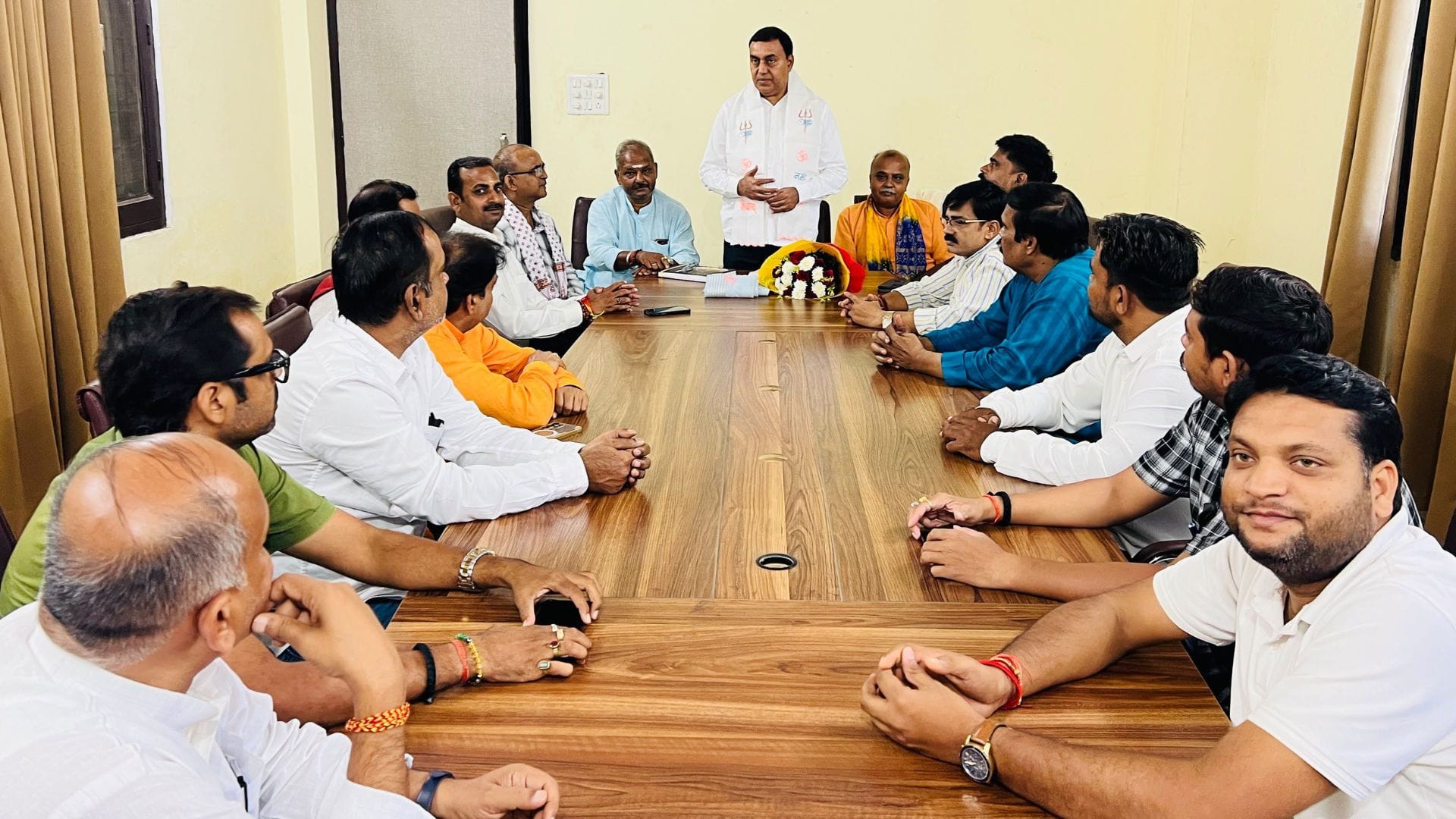 बैठक को संबोधित करते काशी क्षेत्र के अध्यक्ष डॉ. अशोक चौरसिया।