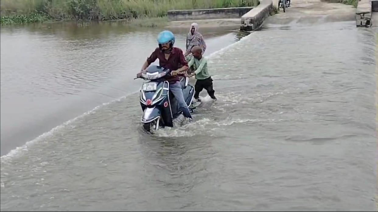 Kanpur: People Risk Lives Crossing Flooded Check Dam Over Non River to Save 1 Km
