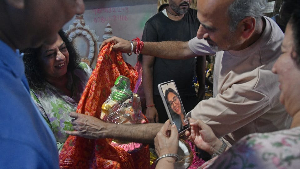 कालीबाड़ी  से गणपति की मूर्ति ले जाते श्रद्धालु